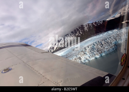 Flug, die Reise mit einem kleinen Flugzeug Flugzeug sehen, über den Knik River Valley und Knik River Glacier, Alaska, USA Stockfoto