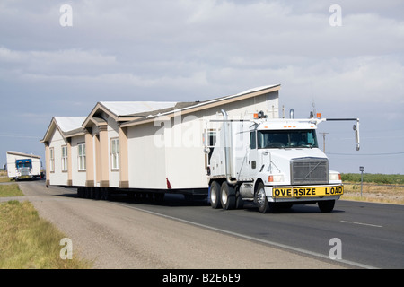 Transport von tragbaren Häuser Stockfoto