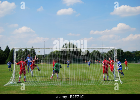 Amateur Fußballspiel, Egham Leisure Centre, Egham, Surrey, England, Vereinigtes Königreich Stockfoto