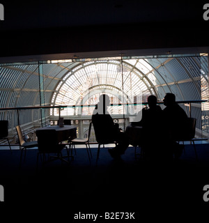 Blick auf das Paul Hamlyn Hall Royal Opera House Covent Garden an der Amphitheater-Bar. London England UK Stockfoto