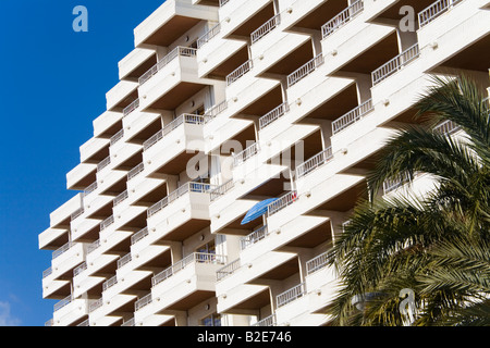 Balkon Apartment Gebäude bilden sich wiederholende Muster Torremolinos Costa del Sol Malaga Provinz Spanien Stockfoto