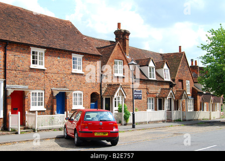 Terrassenförmig angelegten Bungalows, Windsor Ende, Beaconsfield Altstadt, Beaconsfield, Buckinghamshire, England, Vereinigtes Königreich Stockfoto