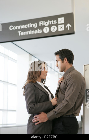 Junges Unternehmen paar zärtlich im Flughafen. Stockfoto