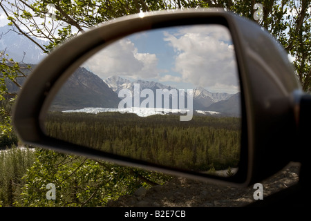 Matanuska Gletscher auf dem Glenn Highway in der Nähe von Palmer Alaska in einem Rückspiegel gesehen. Stockfoto