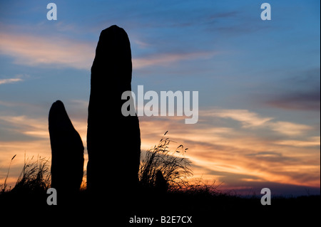 Avebury Menhire gegen einen Sonnenuntergang. Silhouette Stockfoto