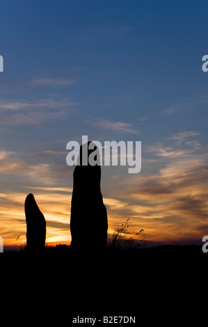 Avebury Menhire gegen einen Sonnenuntergang. Silhouette Stockfoto