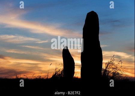 Avebury Menhire gegen einen Sonnenuntergang. Silhouette Stockfoto