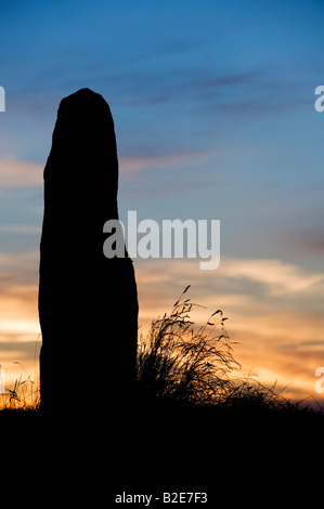 Avebury Menhire gegen einen Sonnenuntergang. Silhouette Stockfoto