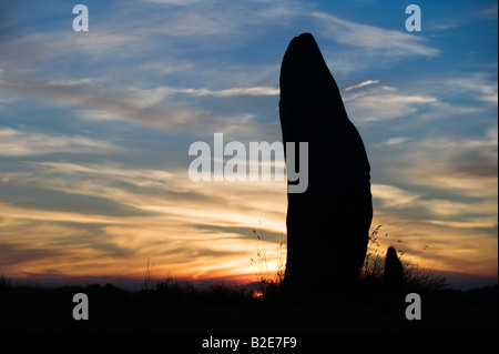 Avebury Menhire gegen einen Sonnenuntergang. Silhouette Stockfoto