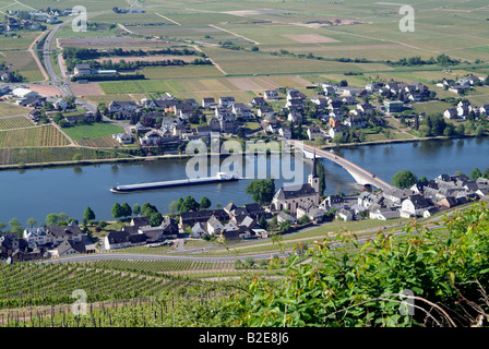 Luftaufnahme der Barge in Fluss, Piesport, Mosel, Rheinland-Pfalz, Deutschland Stockfoto
