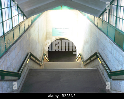 Erhöhte Ansicht der Treppe zur u-Bahn Station, Berlin, Deutschland, Europa Stockfoto