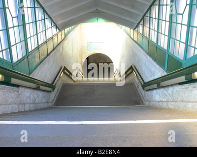 Erhöhte Ansicht der Treppe zur u-Bahn Station, Berlin, Deutschland, Europa Stockfoto