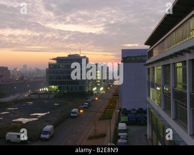 Autos parken in der Straße in der Abenddämmerung, Frankfurt am Main, Deutschland Stockfoto