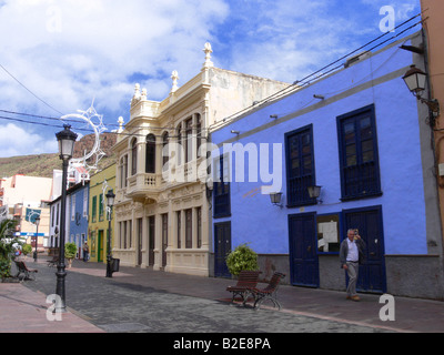 Ältere Mann zu Fuß in Street, San Sebastian del La Gomera, La Gomera, Kanarische Inseln, Spanien Stockfoto