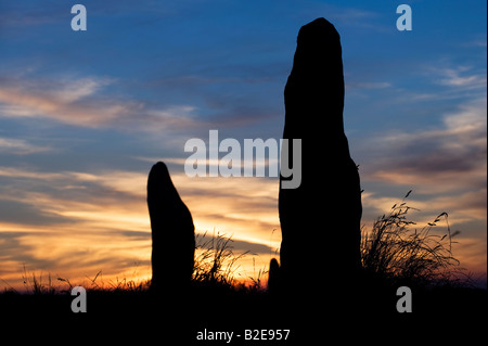 Avebury Menhire gegen einen Sonnenuntergang. Silhouette Stockfoto