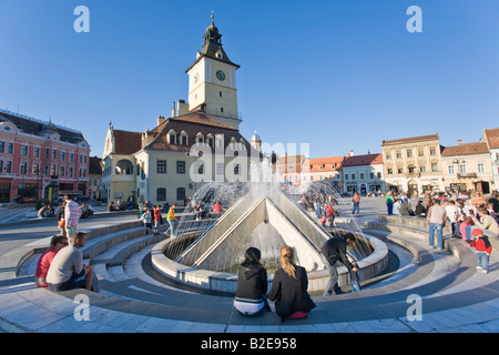 Touristen in der Nähe von Brunnen im Town square Kronstadt Brasov Siebenbürgen Rumänien Stockfoto