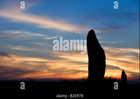 Avebury Menhire gegen einen Sonnenuntergang. Silhouette Stockfoto