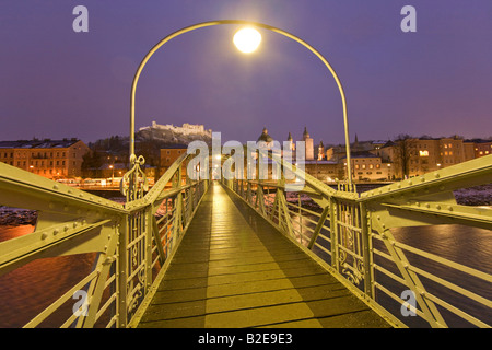 Fußgängerbrücke über den Fluss Salzach Fluss Mozartsteg Bridge Hohensalzburg Festung Salzburg Österreich Stockfoto