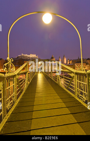 Fußgängerbrücke über den Fluss Salzach Fluss Mozartsteg Bridge Hohensalzburg Festung Salzburg Österreich Stockfoto