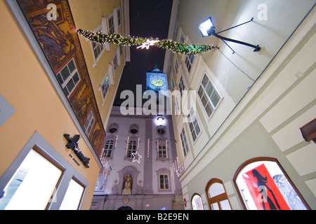 Niedrigen Winkel Ansicht des Rathauses beleuchtet in der Nacht, Salzburg, Österreich Stockfoto