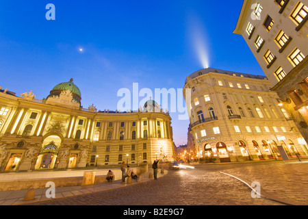 Palast und Kaffeehaus beleuchtet bei Nacht Michaeler Platz Cafe Griensteidl Hofburg Imperial Palace Vienna Austria Stockfoto