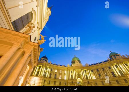 Palast und leuchtet in der Dämmerung, Michaeler Platz, Kirche St. Michael Kirche, Hofburg Imperial Palace, Wien, Österreich Stockfoto