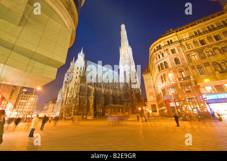 Leuchtet in der Nacht, Kathedrale St. Stephens Kathedrale, Stephansplatz, Wien, Österreich Stockfoto