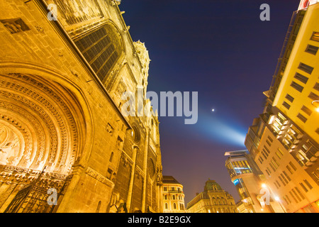 Gebäude beleuchtet in der Nacht, Stephansplatz, Wien, Österreich Stockfoto