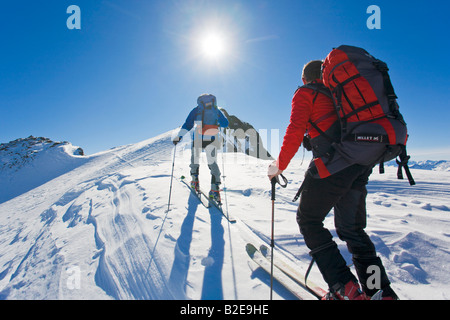 Rückansicht der beiden Bergsteiger zu Fuß auf Polarlandschaft Ennstal-Obersteiermark Obertal Vetternspitze Österreich Stockfoto
