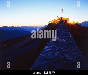 Gebäude in der Dämmerung Schmittenhöhe Bergfeuer Loferer Steinberg Leoganger Steinberge Pinzgau Salzburg Österreich beleuchtet Stockfoto