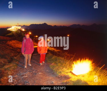 Zwei Menschen, die zu Fuß auf den Berg Schmittenhöhe Bergfeuer Loferer Steinberg Leoganger Steinberge Pinzgau Salzburg Österreich Stockfoto