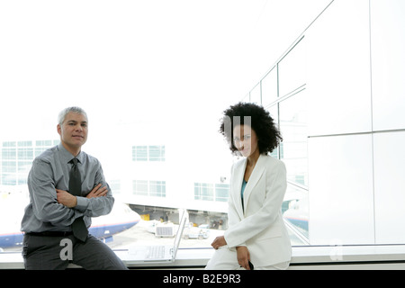 Geschäftsleute in Flughafen warten. Stockfoto