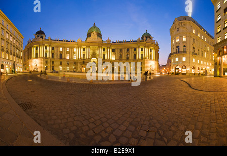 Palast und Kaffeehaus beleuchtet bei Nacht Michaeler Platz Cafe Griensteidl Hofburg Imperial Palace Vienna Austria Stockfoto