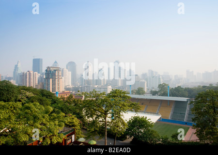 Bäume mit Skyline im Hintergrund, Yuexiu Park, Guangzhou, Guangdong Provinz, China Stockfoto