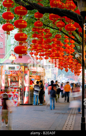 Chinesische Laternen hängen am Baum in der Straße Guangzhou Guangdong Provinz China Stockfoto