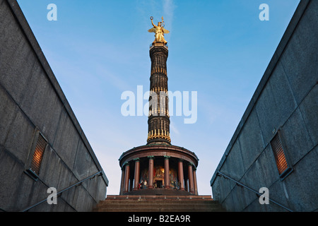 Niedrigen Winkel Ansicht der Spalte, Siegessäule, Berlin, Deutschland Stockfoto