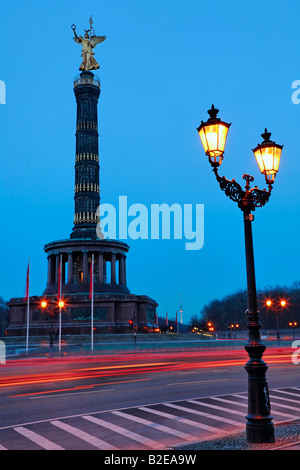 Verkehr auf Straße bei Dämmerung, Siegessäule, Berlin, Germany Stockfoto