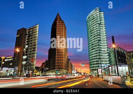 Wolkenkratzer beleuchtet in der Abenddämmerung BahnTower Kollhoff Tower Potsdamer Platz, Berlin Deutschland Stockfoto