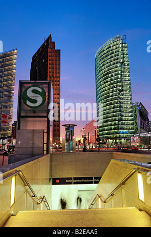 Eingang der u-Bahnstation BahnTower Kollhoff Tower Potsdamer Platz, Berlin Deutschland Stockfoto