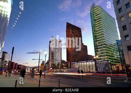 Wolkenkratzer beleuchtet in der Abenddämmerung BahnTower Kollhoff Tower Potsdamer Platz, Berlin Deutschland Stockfoto