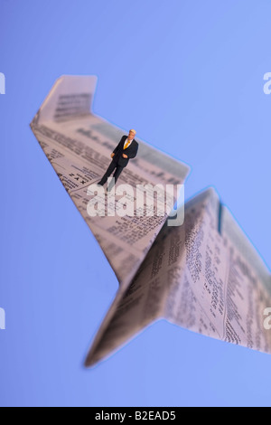 Erhöhte Ansicht der Figur der Geschäftsmann auf Papierflieger Stockfoto