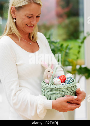 Nahaufnahme von Frau mit Korb mit Ostereiern Stockfoto