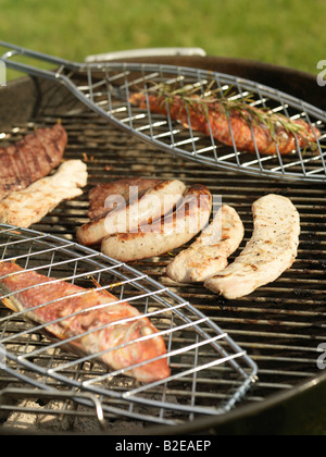 Nahaufnahme von Fisch und Würstchen auf grill Stockfoto