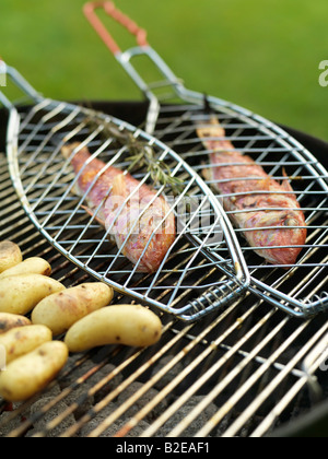 Nahaufnahme von Fisch und Würstchen auf grill Stockfoto