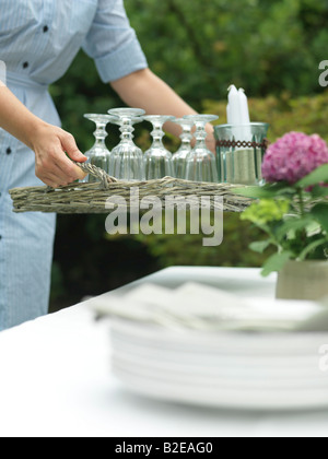 Mitte Schnittansicht Frau mit Tablett mit Gläsern Stockfoto