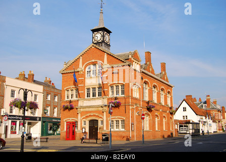 18. Jahrhundert Jacobean Rathaus in der Abenddämmerung, High Street, Thame, Oxfordshire, England, Vereinigtes Königreich Stockfoto