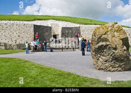 Touristen vor dem Gebäude Newgrange Knowth Boyne Valley County Meath Leinster, Irland Stockfoto