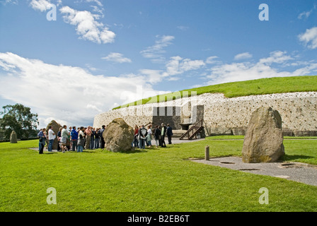 Touristen vor dem Gebäude Newgrange Knowth Boyne Valley County Meath Leinster, Irland Stockfoto