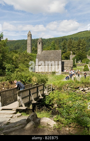 Mann auf Holz Brücke St. Kevins Kirche Glendalough County Wicklow Leinster Irland Stockfoto