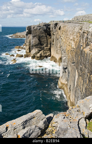 Touristen stehen an Küste, Burren, County Clare, Munster, Irland Stockfoto